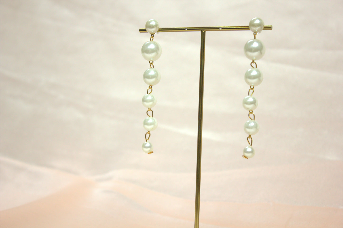 Elegant Faux Pearl Drop Earrings with Gold-Tone Chain – Statement Dangle Design