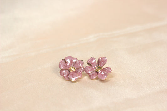 White Flower Stud Earrings – Elegant Feminine Jewelry