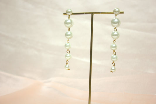 Elegant Faux Pearl Drop Earrings with Gold-Tone Chain – Statement Dangle Design