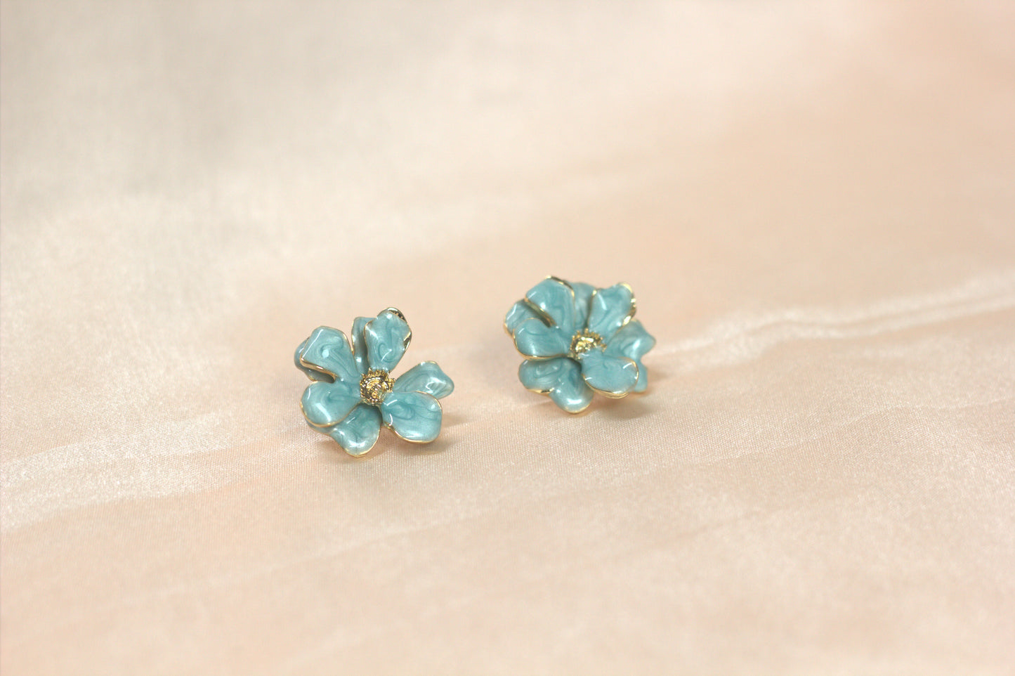 White Flower Stud Earrings – Elegant Feminine Jewelry