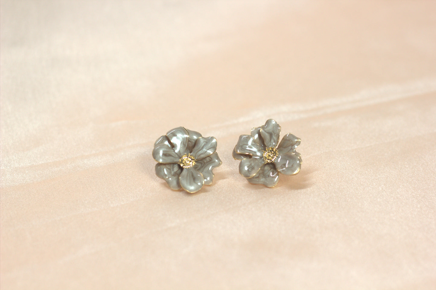 White Flower Stud Earrings – Elegant Feminine Jewelry