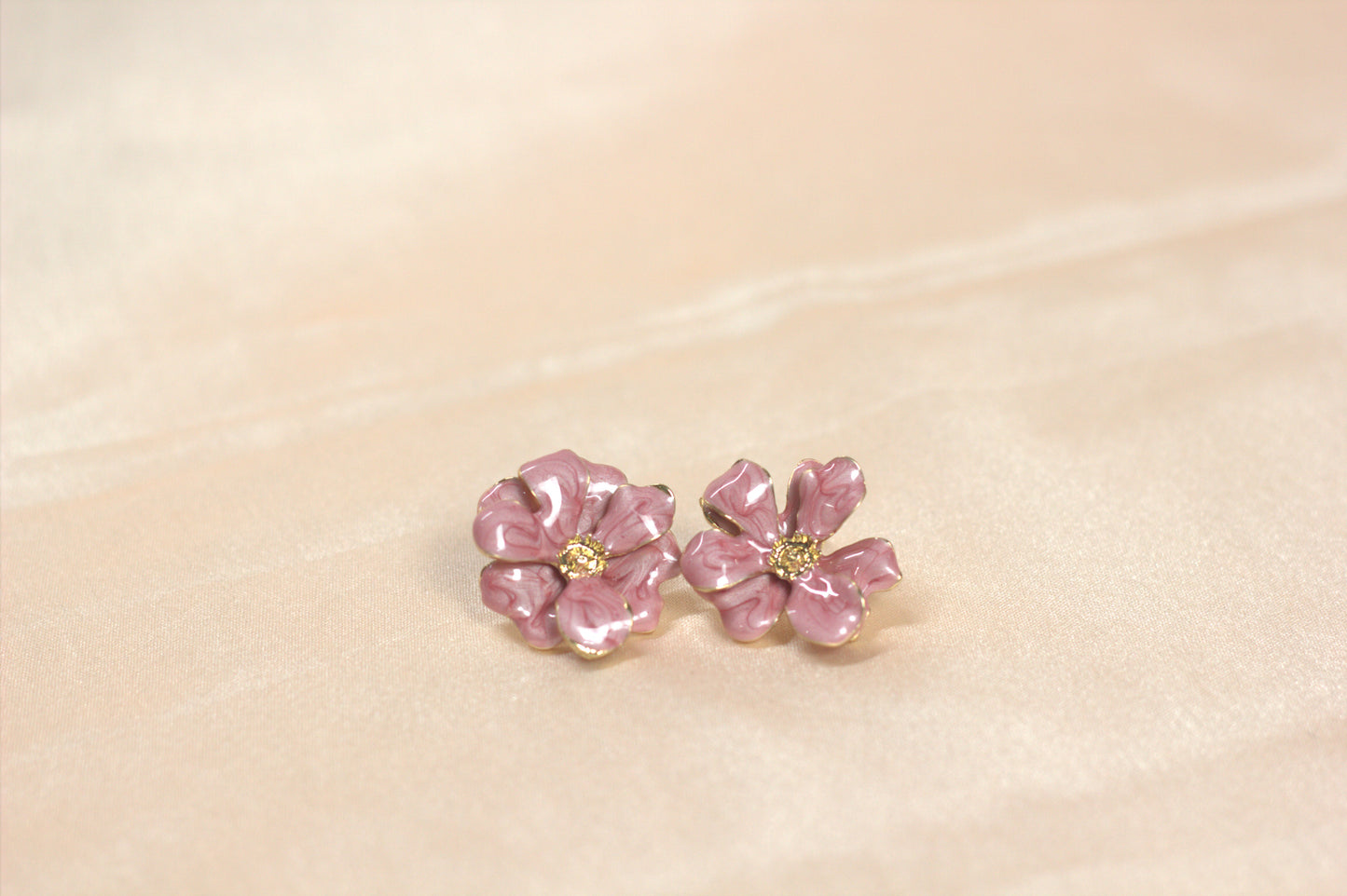 White Flower Stud Earrings – Elegant Feminine Jewelry